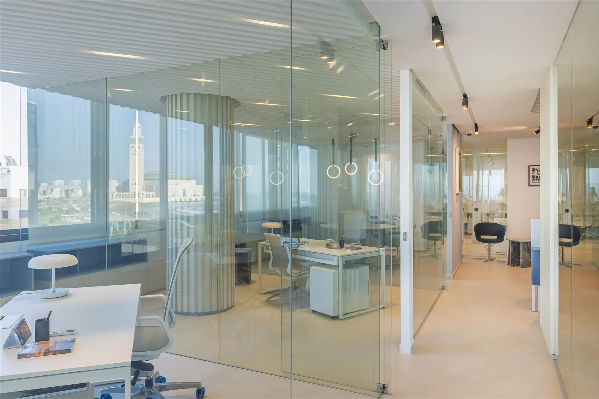 Bureau B2 design intérieur bureaux luxe Casablanca vue mosquée Hassan II — Atelier Mouna Bennani