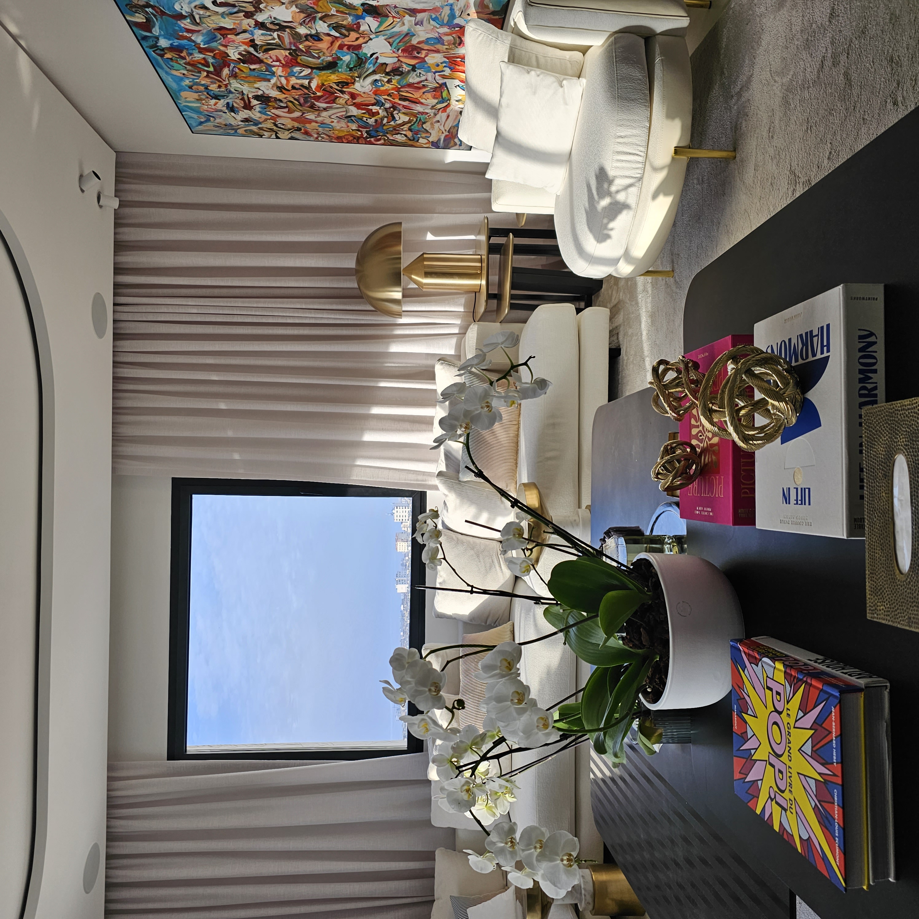 Séjour design contemporain vue panoramique penthouse Casablanca — Atelier Mouna Bennani