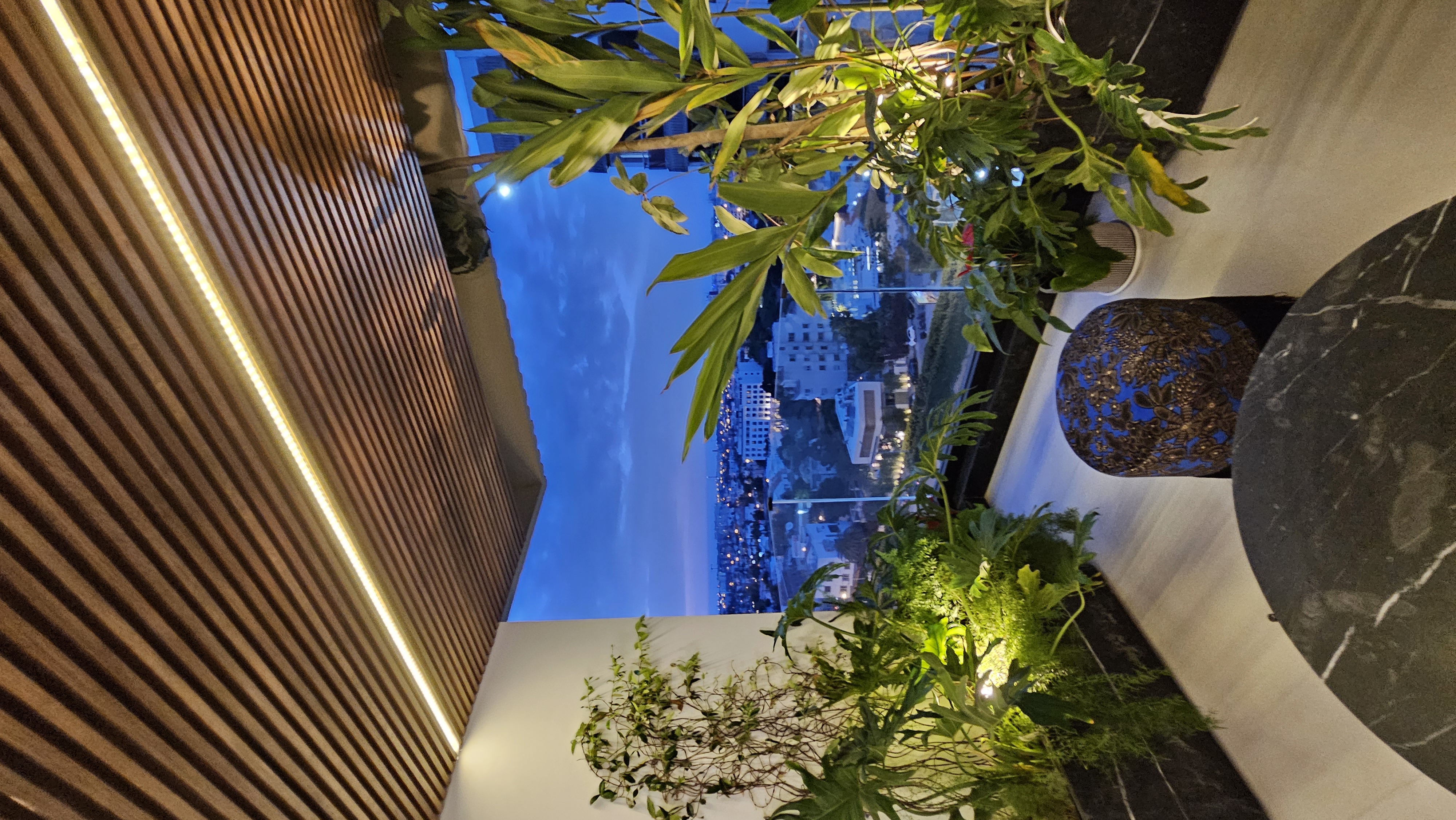 Vue panoramique terrasse penthouse design luxe Casablanca — Atelier Mouna Bennani