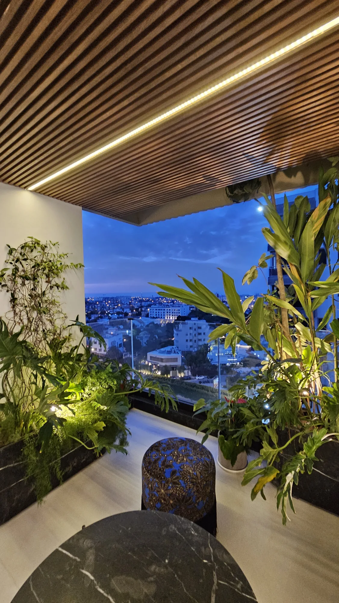 Vue panoramique terrasse penthouse design luxe Casablanca — Atelier Mouna Bennani