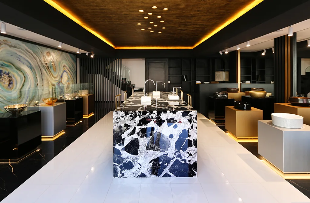 Showroom Verrell Design aménagement commercial luxe Casablanca — Atelier Mouna Bennani
